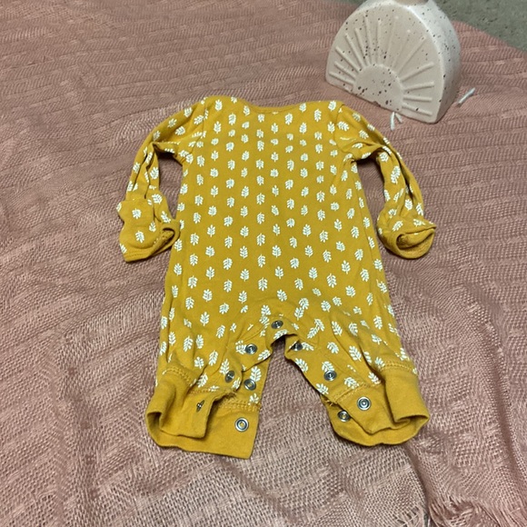⭐️ SOLD⭐️ fall newborn gender neutral outfit mustard color leaves print white - Picture 4 of 4